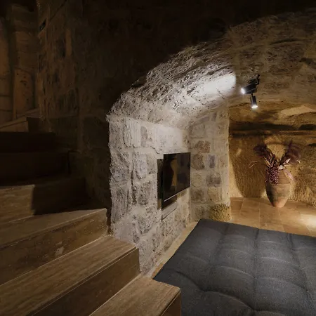 Luvi Cave 3*